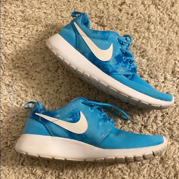 Nike Roshe Run Sneakers - Picture 1 of 4